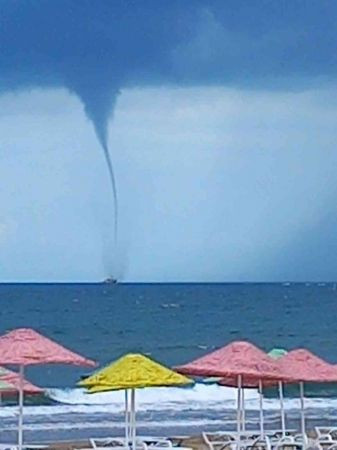 Kocaeli’de deniz ortasında korkutan hortum