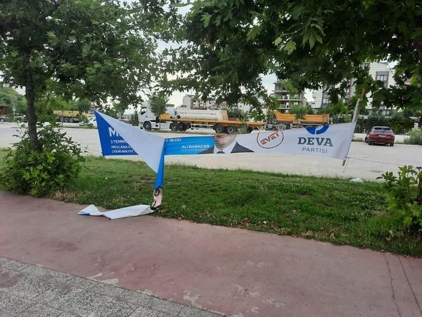 DEVA’nın afişlerine saldırı!