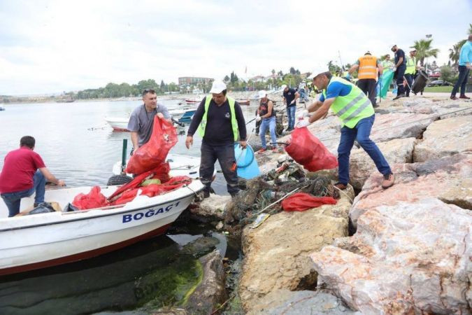 Denizin altında çekilen görüntüler kirliliği gözler önüne serdi