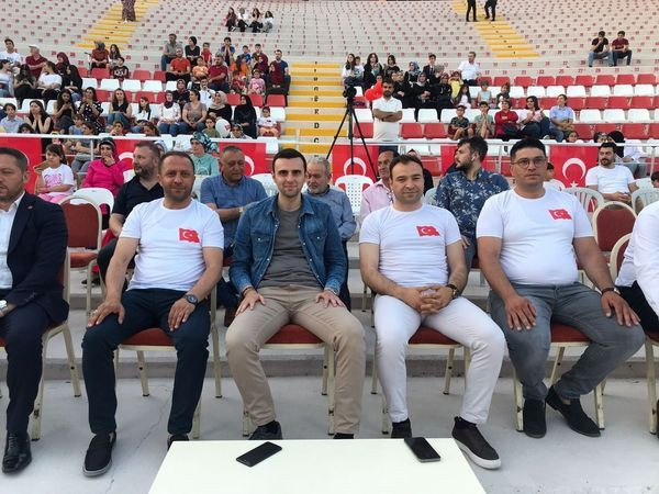Derince’ye üç hilal böyle mi yakışacak? BİR SALONU BİLE DOLDURAMADILAR