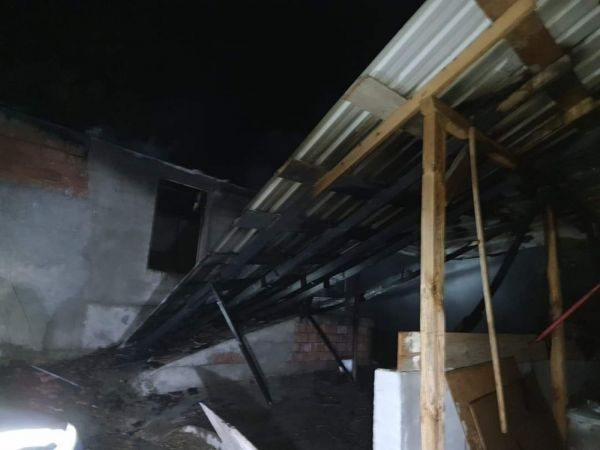 Çıkan yangın, satışı tamamlanan 10 kurbanlık hayvanı telef etti