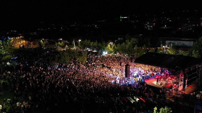 Büyükşehir’in yaz konserinde Ziynet Sali, Karamürsel’in kurtuluş gününe coşku kattı