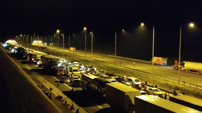 Kocaeli'de tünelde tır yandı, sürücüler mahsur kaldı