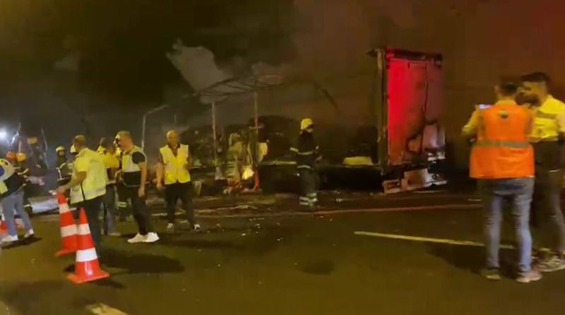 Kocaeli'de tünelde tır yandı, sürücüler mahsur kaldı