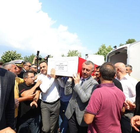Şehidin naaşı, omuzlarda baba evine getirildi