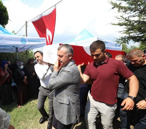 Şehidin naaşı, omuzlarda baba evine getirildi