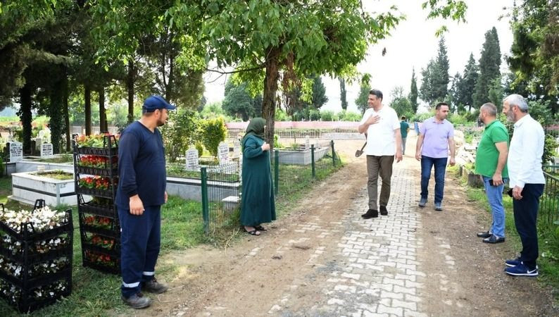 Kartepe Belediyesi, arefe gününde mezarlıklara 58 bin çiçek dağıttı