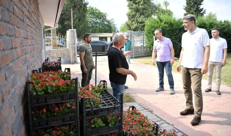 Kartepe Belediyesi, arefe gününde mezarlıklara 58 bin çiçek dağıttı