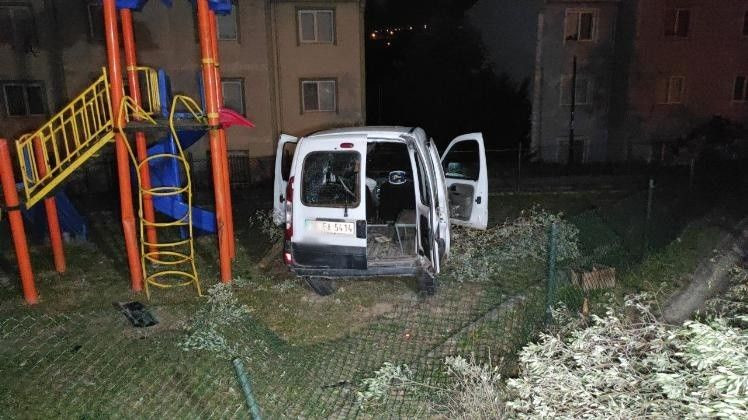 Araç çocuk parkına uçtu 1 ÖLÜ 1 YARALI