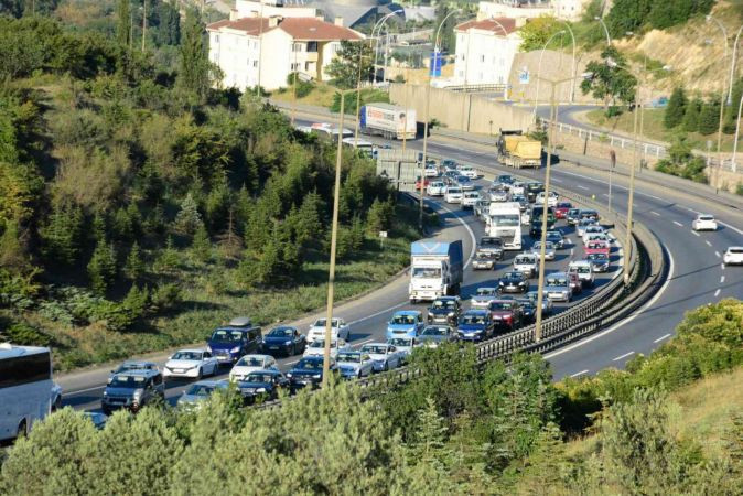 Tatilciler dönmeye başladı, trafik yoğunlaştı