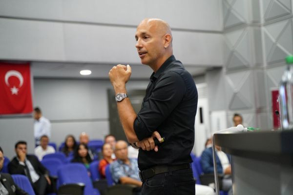 Kürşat Tuncel’den Emlak Kulübü üyelerine eğitim, “Emlak Danışmanı’nın 365 Günü” nü anlattı