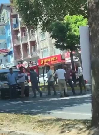 Trafikte tartışan grup YOLUN ORTASINDA SOPALARLA BİRBİRİNE GİRDİ