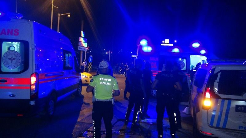 Cip polis otosuna çarptı İKİ POLİS YARALI!