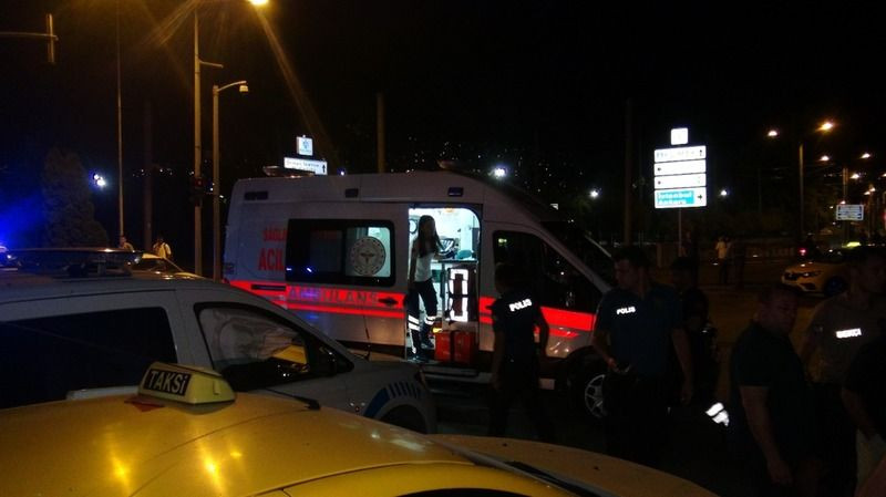 Cip polis otosuna çarptı İKİ POLİS YARALI!