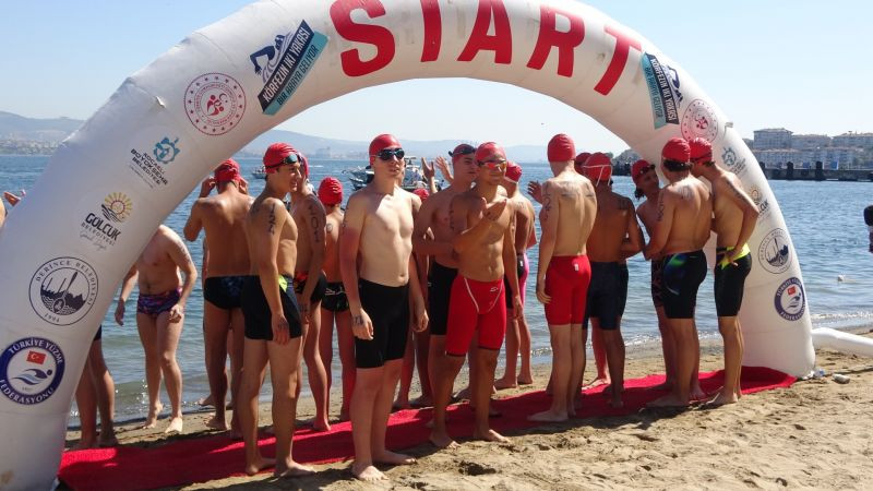 İzmit Körfezi'nde 2 bin 622 metre kulaç attılar