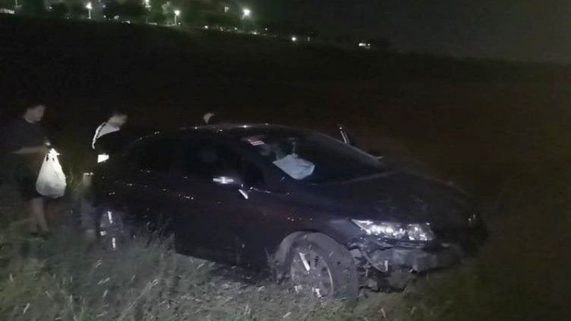 Hakimiyetini kaybeden otomobil araziye uçtu!