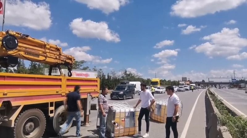 Kimyasal sıvı dolu tanklar tırdan yola düştü