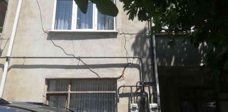 Hafriyat kamyonları yüzünden evleri hasar aldı