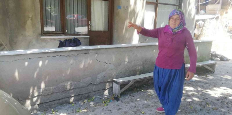 Hafriyat kamyonları yüzünden evleri hasar aldı