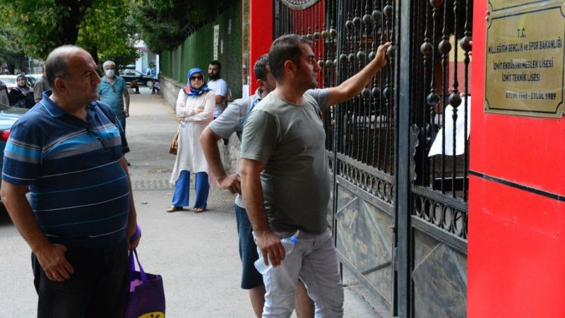 Sınava geç kalan aday, elindeki kağıdı gösterip "Burada öyle bir şey yazmıyor" dedi