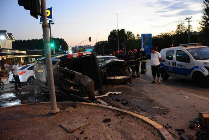 Otomobille çarpışan hafif ticari araç takla attı