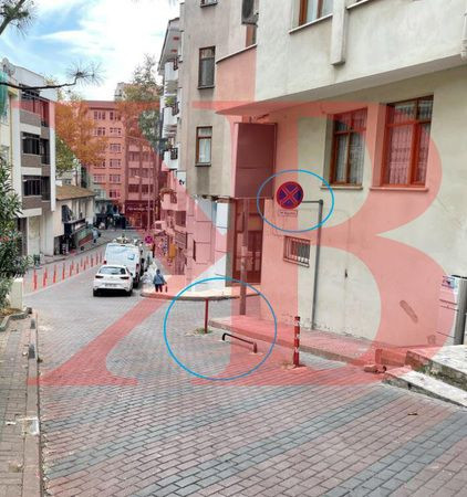 Skandal! Bu adamı kim kolluyor? Ceza yememek için tabelayı kesti!