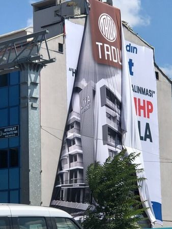 Hürriyet o duvarda yine kalamadı! Erdoğan’ın gelişine 2 gün kala üzeri kapatıldı!