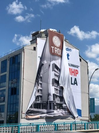 Hürriyet o duvarda yine kalamadı! Erdoğan’ın gelişine 2 gün kala üzeri kapatıldı!