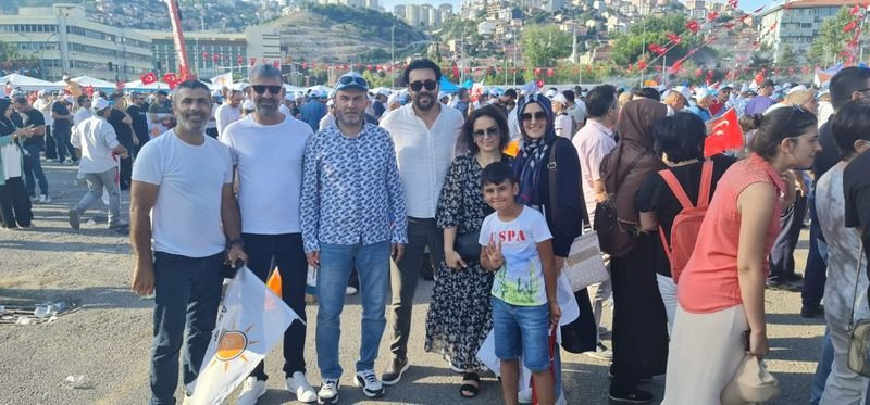 AKP’li gençler Erdoğan’a bol bol slogan attı