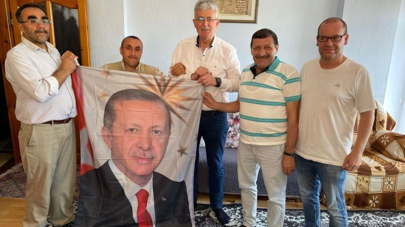Mitinge katılan engelli bireye AKP’den Erdoğan posteri