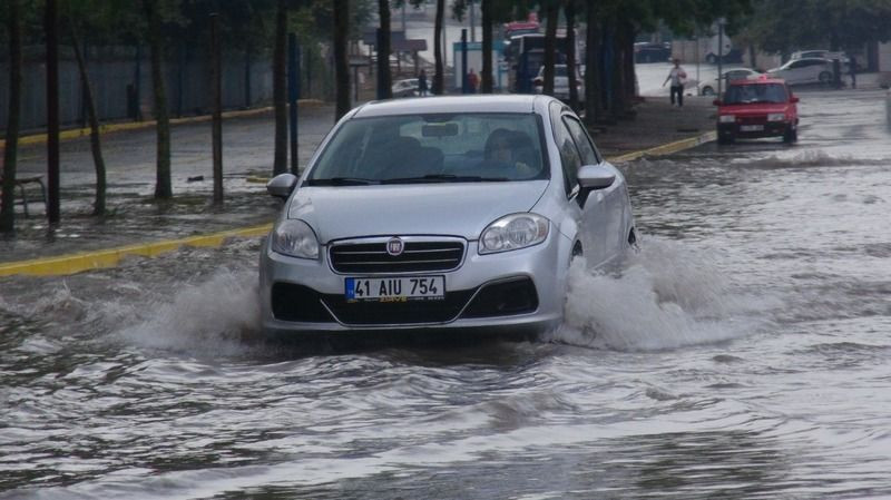 Kocaeli’yi sağanak hayatı felç etti