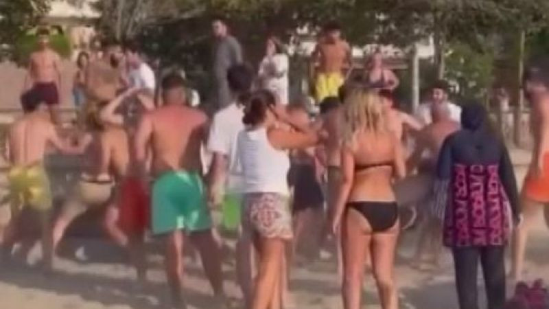 Sahilde kavga çıktı, o anlar kamerada