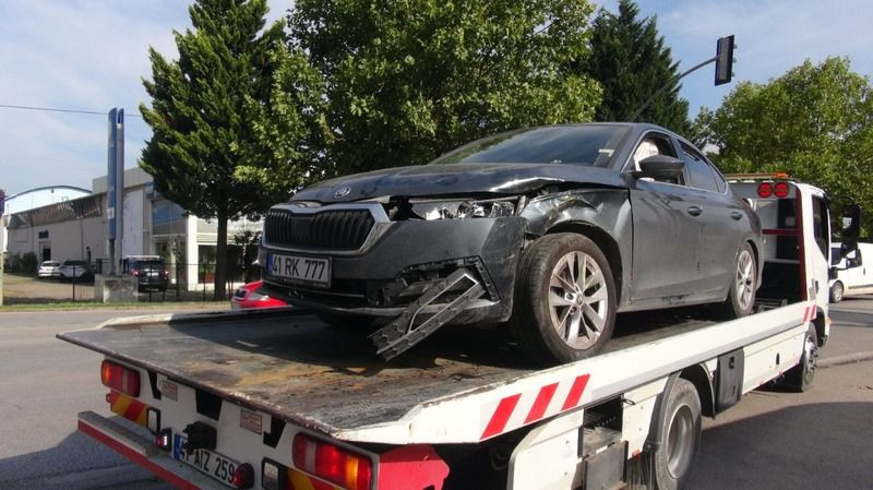 Otomobille çarpışan ticari taksideki 3 KİŞİ YARALANDI