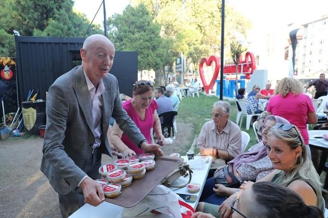 Yardımcılarını makamlarından çıkarıp garsonluğa yolladı!