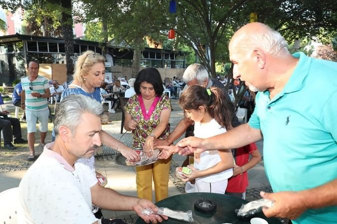 Yardımcılarını makamlarından çıkarıp garsonluğa yolladı!