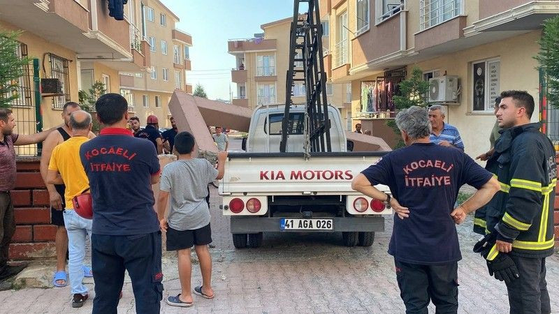 Feci kazada sürücü sıkışık kaldı!