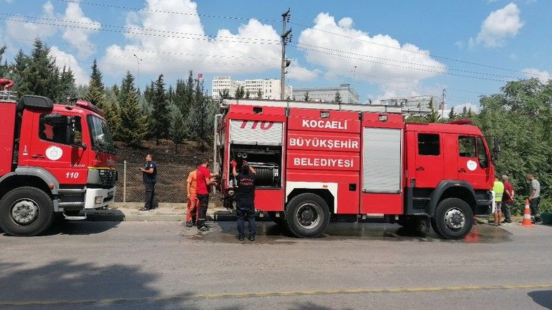 Makineden çıkan kıvılcım ağaçlık alanı yakıyordu!