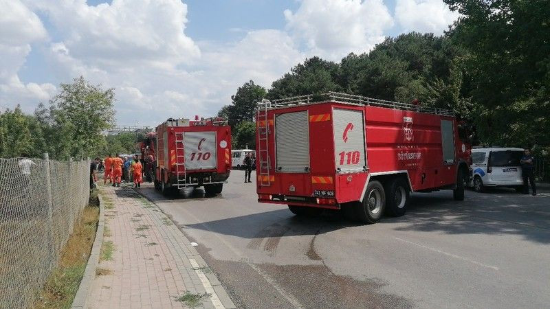 Makineden çıkan kıvılcım ağaçlık alanı yakıyordu!