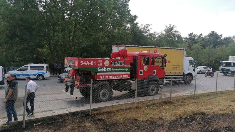 Makineden çıkan kıvılcım ağaçlık alanı yakıyordu!