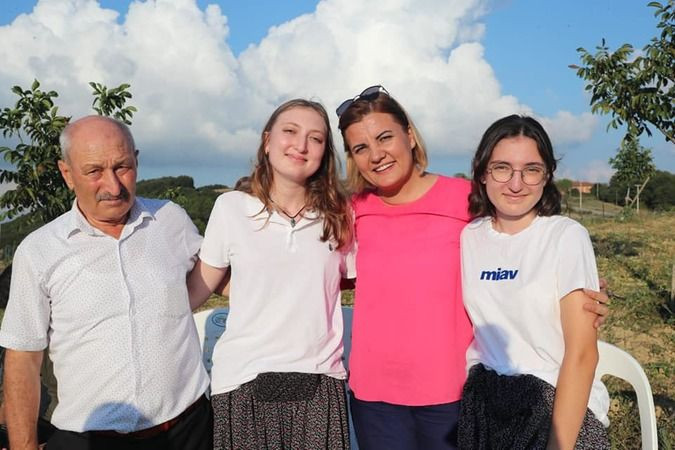 Hürriyet, başörtüsü taktı, şalvarı giydi, mısır topladı