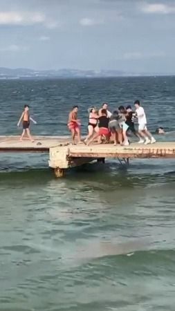 Sahilde yumruk ve tekmeler havada uçuştu!
