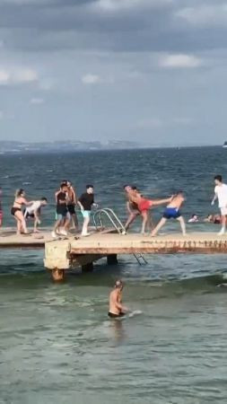 Sahilde yumruk ve tekmeler havada uçuştu!