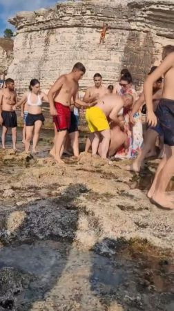 Sahilde yumruk ve tekmeler havada uçuştu!