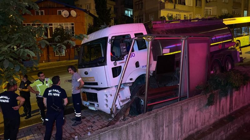 Durağa çarpan tanker faciadan döndü!