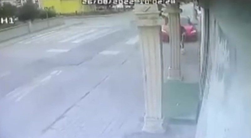 Dükkanın önünü süpürürken dehşeti yaşadı