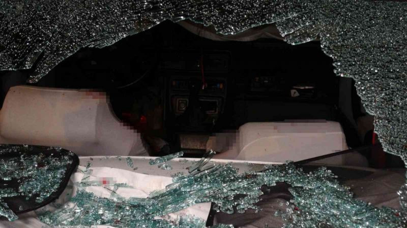 İzmit'te bıçakla birbirlerine girdiler, otomobil kana bulandı