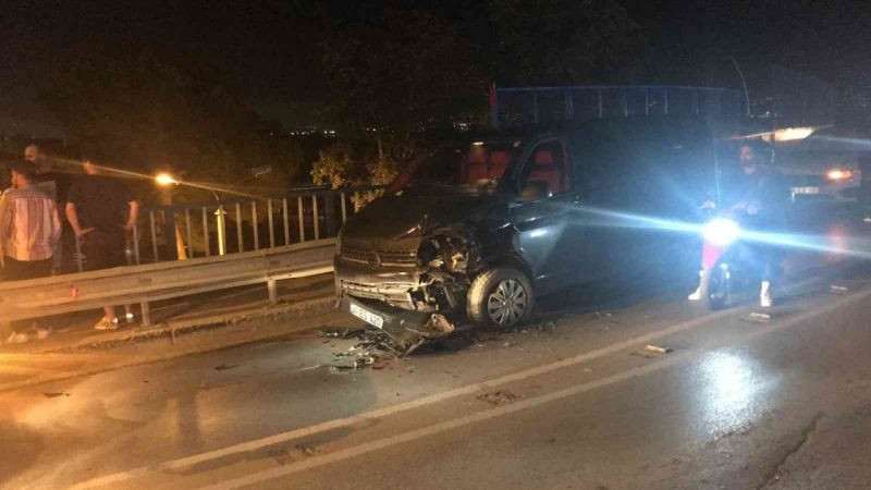 İzmit'te iki minibüs çarpıştı, çok sayıda yaralı var