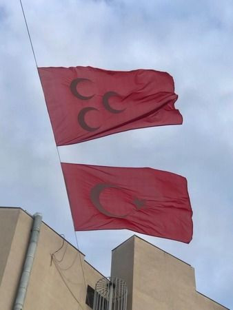 MHP’yi de kriz vurdu! BAYRAKLARI KÜÇÜLTTÜLER