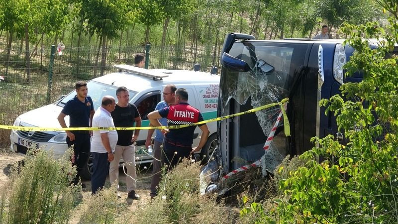Kocaeli'den Çanakkale'ye giden tur otobüsü devrildi: 1 ölü, 54 yaralı