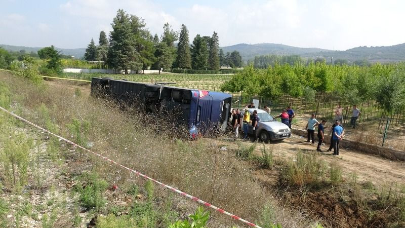 Kocaeli'den Çanakkale'ye giden tur otobüsü devrildi: 1 ölü, 54 yaralı